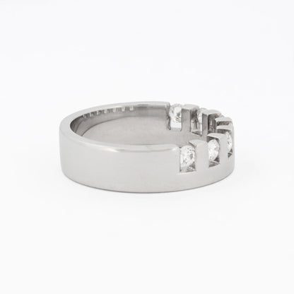 Media alianza de oro blanco de 18kt y 7 diamantes talla brillante engarzados individualmente en un carril privativo por diamante. Joyas baratas Barcelona.