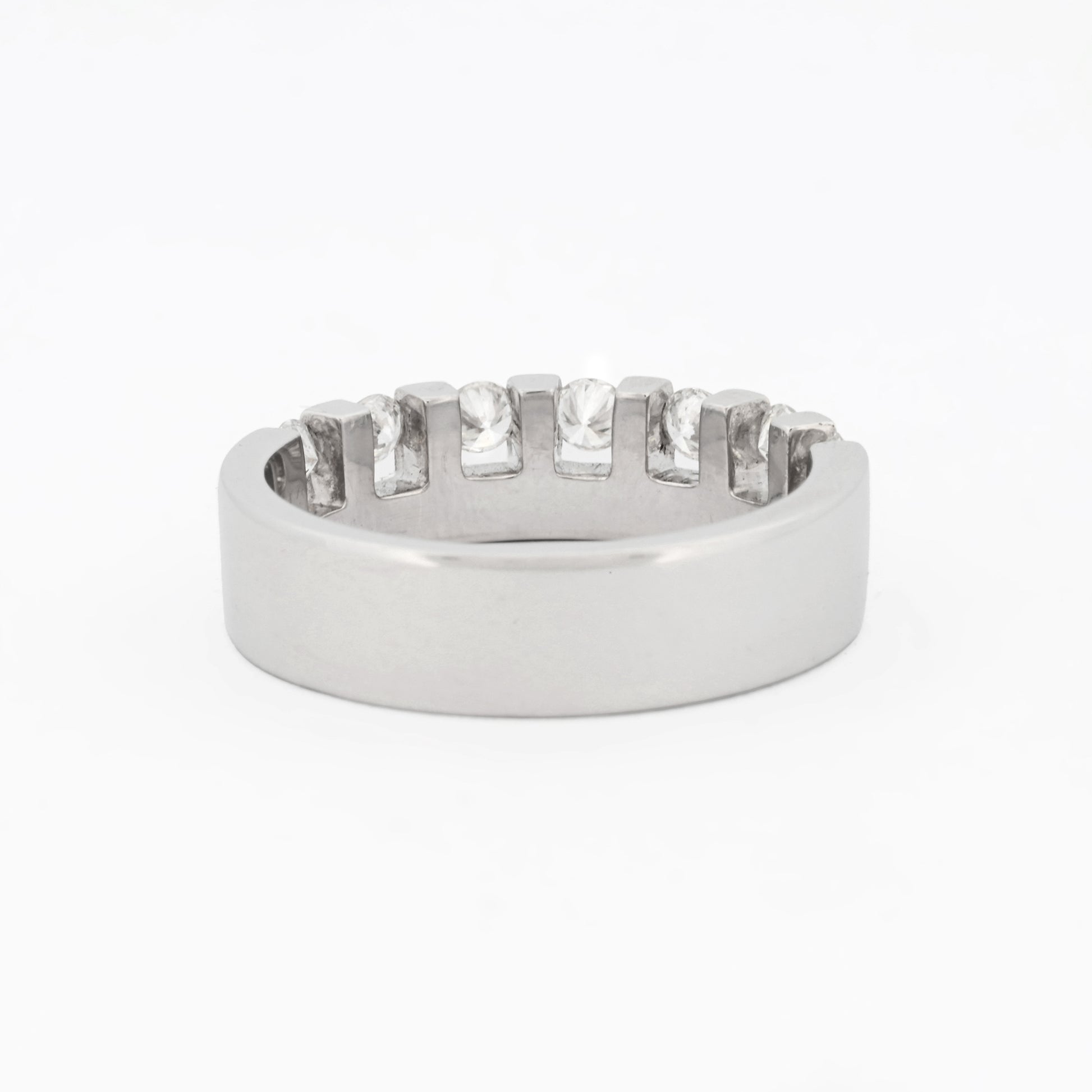 Media alianza de oro blanco de 18kt y 7 diamantes talla brillante engarzados individualmente en un carril privativo por diamante. Joyas baratas Barcelona.