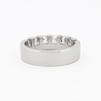 Media alianza de oro blanco de 18kt y 7 diamantes talla brillante engarzados individualmente en un carril privativo por diamante. Joyas baratas Barcelona.