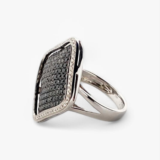 Sortija de oro blanco de 18kt con pavé  cuadrado de moissanitas negras y blancas  Joyería de segunda mano en Barcelona. Envío gratis.