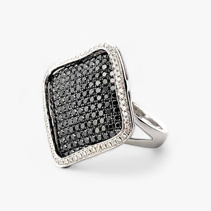 Sortija de oro blanco de 18kt con pavé  cuadrado de moissanitas negras y blancas  Joyería de segunda mano en Barcelona. Envío gratis.