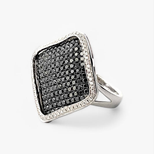 Sortija de oro blanco de 18kt con pavé  cuadrado de moissanitas negras y blancas  Joyería de segunda mano en Barcelona. Envío gratis.