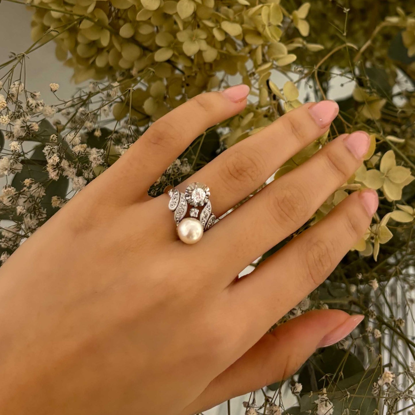 Sortija antigua en oro blanco de 18kt con 14 diamantes talla antigua. Se puede ajustar el tamaño y este servicio está incluido en el precio. Joyería vintage al mejor precio en Barcelona, joyas antiguas restauradas al mejor precio.