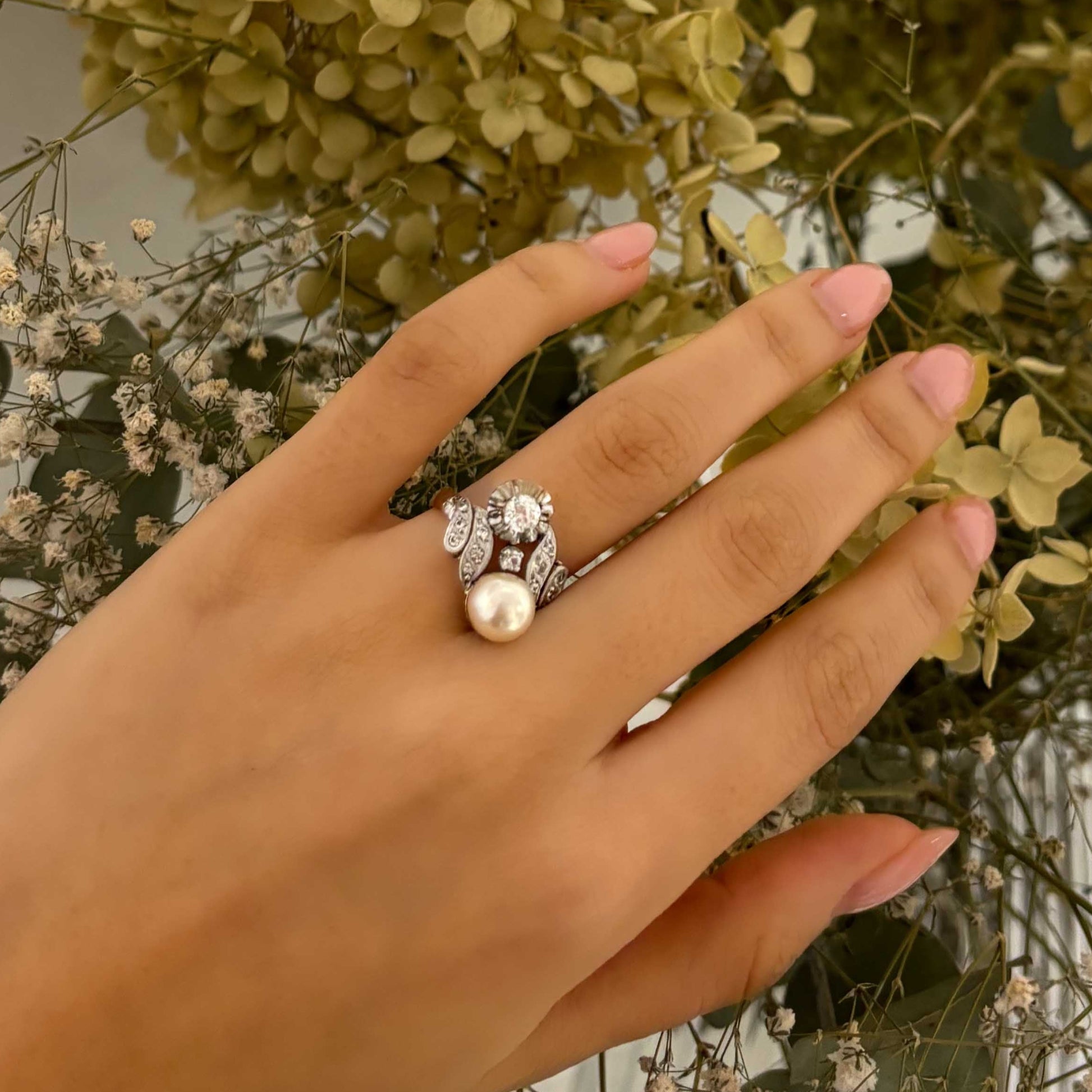 Sortija antigua en oro blanco de 18kt con 14 diamantes talla antigua. Se puede ajustar el tamaño y este servicio está incluido en el precio. Joyería vintage al mejor precio en Barcelona, joyas antiguas restauradas al mejor precio.