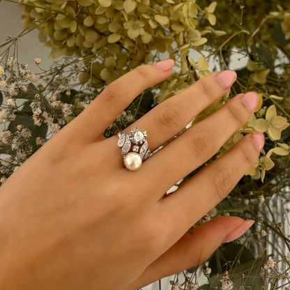 Sortija antigua en oro blanco de 18kt con 14 diamantes talla antigua. Se puede ajustar el tamaño y este servicio está incluido en el precio. Joyería vintage al mejor precio en Barcelona, joyas antiguas restauradas al mejor precio.