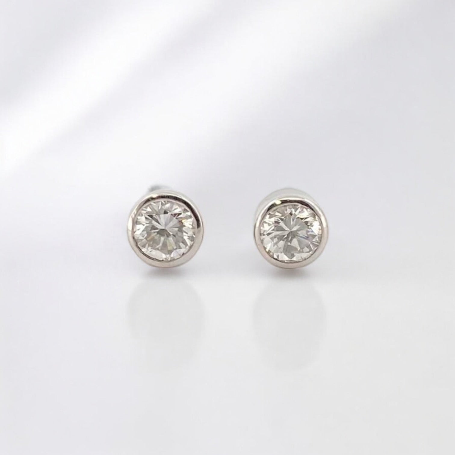 Pendientes tipo dormilonas de oro blanco de 18kt con engaste tipo chatón de un diamante talla brillante de 0,45ct cada uno. Una joya clásica y elegante que no debe faltar en un joyero.
Joyas de novia, pendientes de diamantes de  segunda mano, restauración y creación de joyas, compro oro Barcelona. Joyería Ian'Or dónde comprar y vender oro y joyas al mejor precio en Barcelona