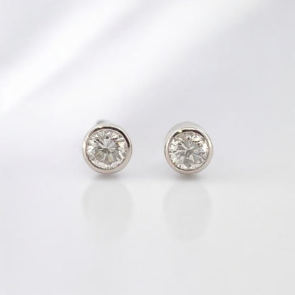 Pendientes tipo dormilonas de oro blanco de 18kt con engaste tipo chatón de un diamante talla brillante de 0,45ct cada uno. Una joya clásica y elegante que no debe faltar en un joyero.
Joyas de novia, pendientes de diamantes de  segunda mano, restauración y creación de joyas, compro oro Barcelona. Joyería Ian'Or dónde comprar y vender oro y joyas al mejor precio en Barcelona