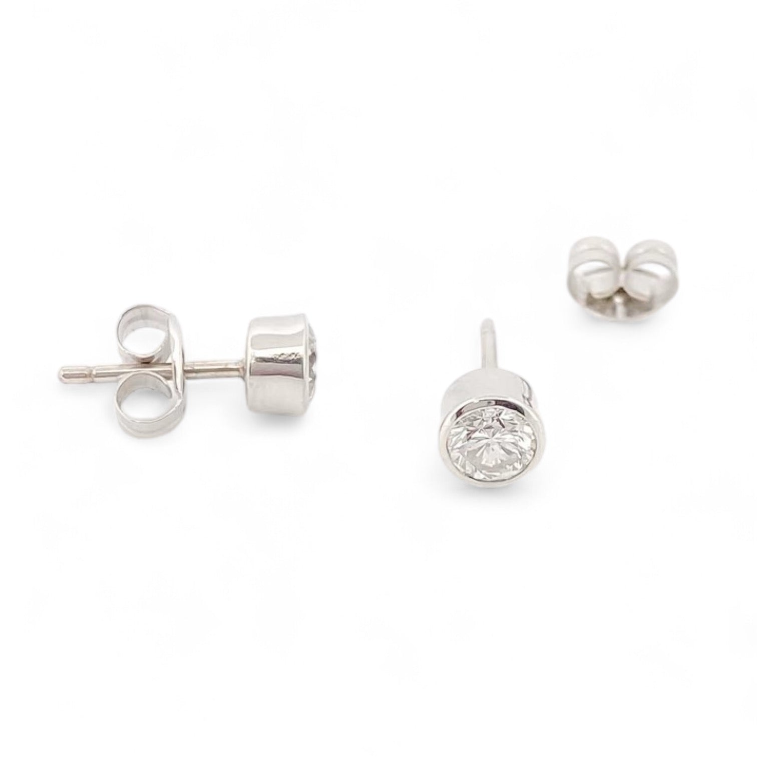 Pendientes tipo dormilonas de oro blanco de 18kt con engaste tipo chatón de un diamante talla brillante de 0,45ct cada uno. Una joya clásica y elegante que no debe faltar en un joyero.
Joyas de novia, pendientes de diamantes de  segunda mano, restauración y creación de joyas, compro oro Barcelona. Joyería Ian'Or dónde comprar y vender oro y joyas al mejor precio en Barcelona