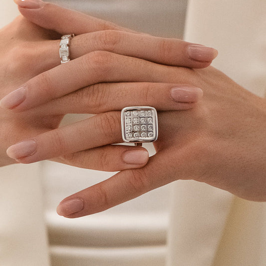 Anillo de oro blanco de 18kt con pavé cuadrado de 16 diamantes en talla brillante de 0,07 ct cada uno. Joyería de segunda mano en Barcelona y compro oro, donde comprar y vender oro al mejor precio en Barcelona. Venta de joyas con diamantes de la mejor calidad al mejor precio.