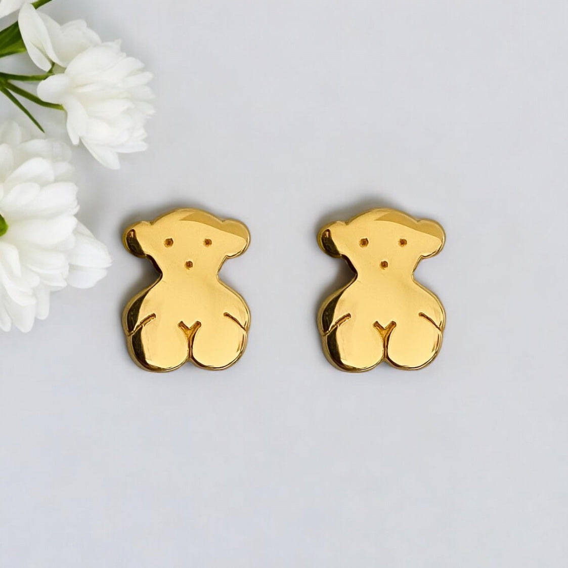 Pendientes de oro amarillo de 18kt originales de la firma TOUS con los icónicos ositos sweets dolls de 11mm de diámetro. Esta ha sido restaurada en nuestro taller de Barcelona y se entrega certificada. La mejor joyería compra-venta de Oro de Barcelona, te garantizamos el mejor precio. Restauración de joyas vintage y segunda mano.