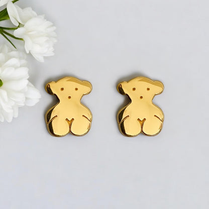Pendientes de oro amarillo de 18kt originales de la firma TOUS con los icónicos ositos sweets dolls de 11mm de diámetro. Esta ha sido restaurada en nuestro taller de Barcelona y se entrega certificada. La mejor joyería compra-venta de Oro de Barcelona, te garantizamos el mejor precio. Restauración de joyas vintage y segunda mano.