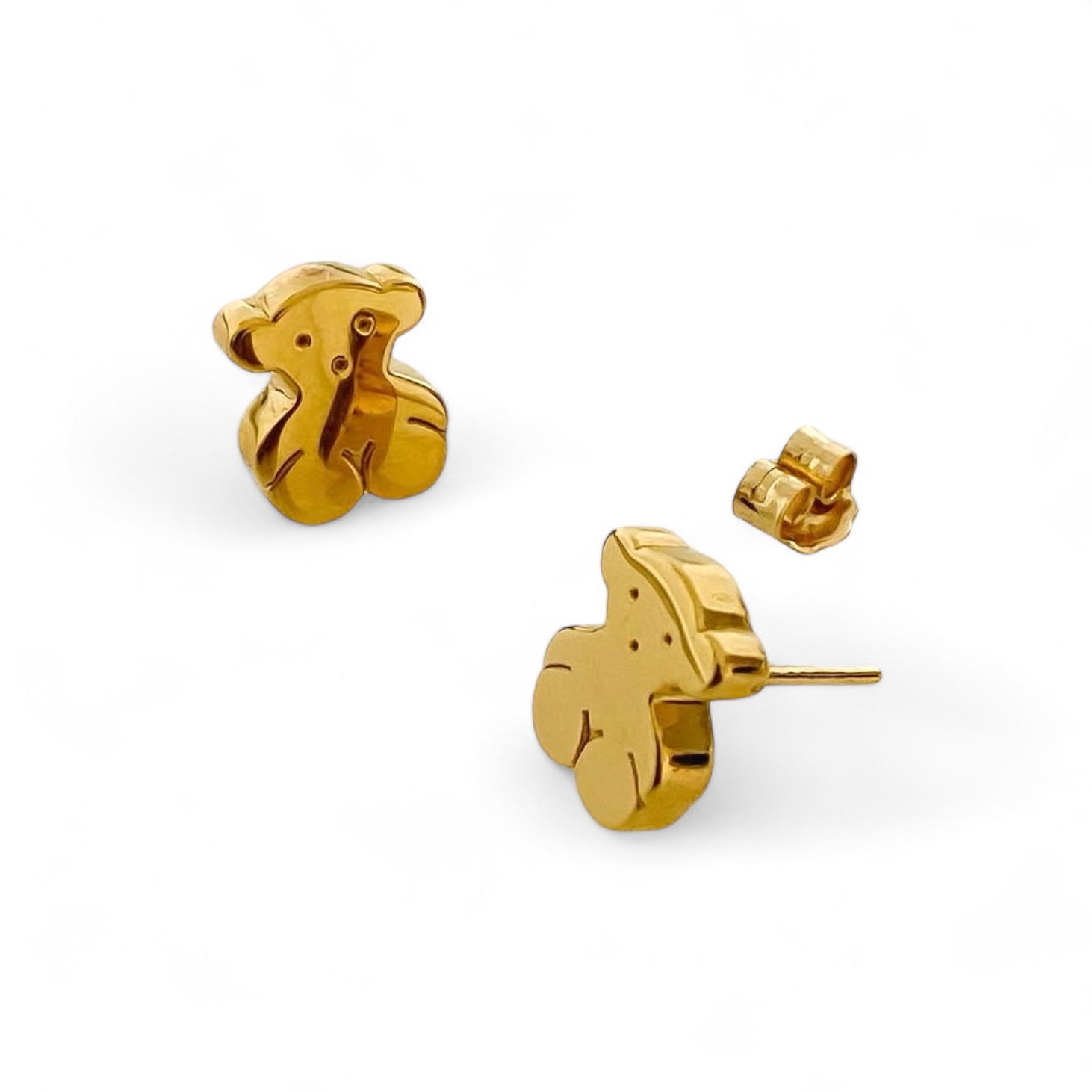Pendientes de oro amarillo de 18kt originales de la firma TOUS con los icónicos ositos sweets dolls de 11mm de diámetro. Esta ha sido restaurada en nuestro taller de Barcelona y se entrega certificada. La mejor joyería compra-venta de Oro de Barcelona, te garantizamos el mejor precio. Restauración de joyas vintage y segunda mano.