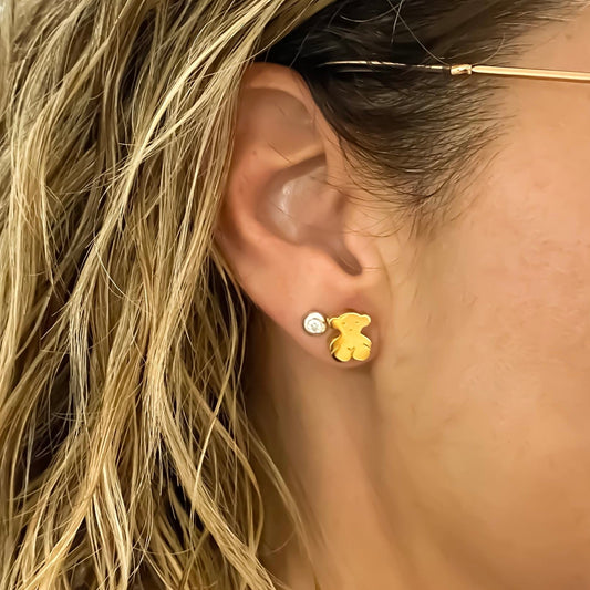 Pendientes de oro amarillo de 18kt originales de la firma TOUS con los icónicos ositos sweets dolls de 11mm de diámetro. Esta ha sido restaurada en nuestro taller de Barcelona y se entrega certificada. La mejor joyería compra-venta de Oro de Barcelona, te garantizamos el mejor precio. Restauración de joyas vintage y segunda mano.