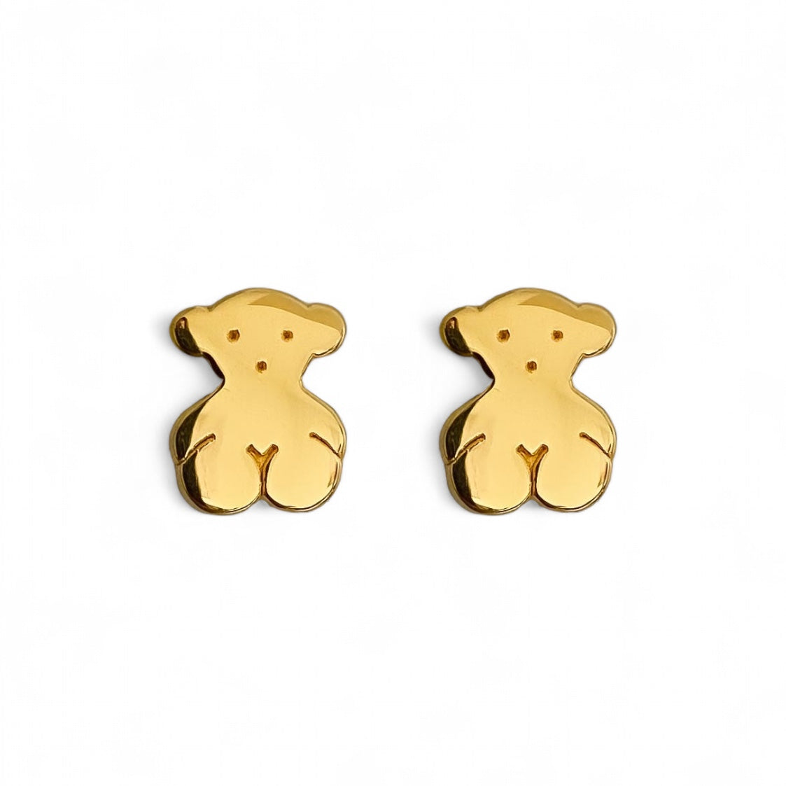 Pendientes de oro amarillo de 18kt originales de la firma TOUS con los icónicos ositos sweets dolls de 11mm de diámetro. Esta ha sido restaurada en nuestro taller de Barcelona y se entrega certificada. La mejor joyería compra-venta de Oro de Barcelona, te garantizamos el mejor precio. Restauración de joyas vintage y segunda mano.