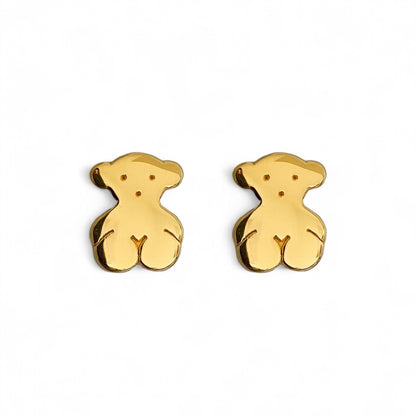 Pendientes de oro amarillo de 18kt originales de la firma TOUS con los icónicos ositos sweets dolls de 11mm de diámetro. Esta ha sido restaurada en nuestro taller de Barcelona y se entrega certificada. La mejor joyería compra-venta de Oro de Barcelona, te garantizamos el mejor precio. Restauración de joyas vintage y segunda mano.