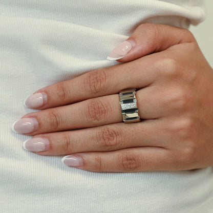 Precioso anillo de firma Sortija Chaumet colección Class One numerada del 2000 realizada en oro blanco con 12 diamantes talla brillantes de 0,015 cada uno. Joyería compro oro Ian'or,  donde comprar joyas de Chaumet al mejor precio.