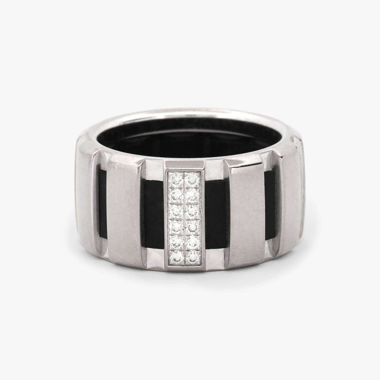 Precioso anillo de firma Sortija Chaumet colección Class One numerada del 2000 realizada en oro blanco con 12 diamantes talla brillantes de 0,015 cada uno. Joyería compro oro Ian'or,  donde comprar joyas de Chaumet al mejor precio.