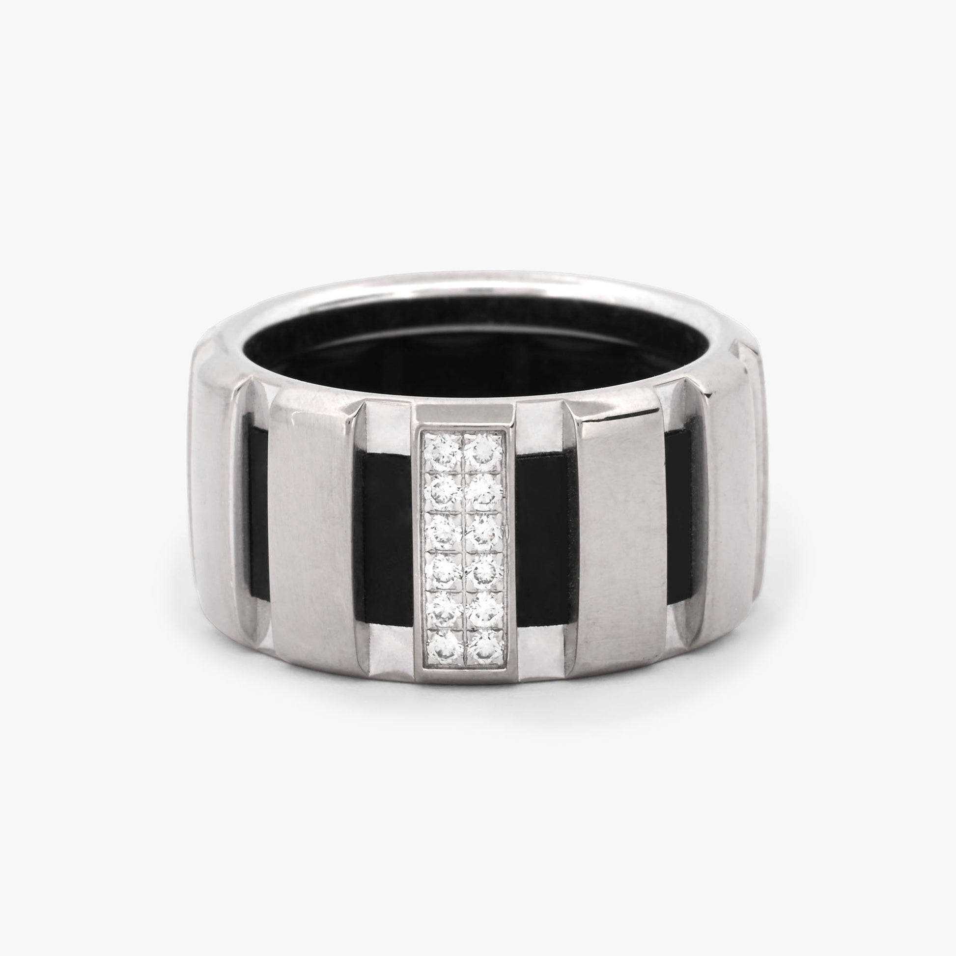 Precioso anillo de firma Sortija Chaumet colección Class One numerada del 2000 realizada en oro blanco con 12 diamantes talla brillantes de 0,015 cada uno. Joyería compro oro Ian'or,  donde comprar joyas de Chaumet al mejor precio.