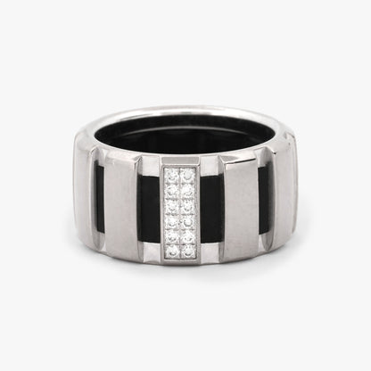 Precioso anillo de firma Sortija Chaumet colección Class One numerada del 2000 realizada en oro blanco con 12 diamantes talla brillantes de 0,015 cada uno. Joyería compro oro Ian'or,  donde comprar joyas de Chaumet al mejor precio.
