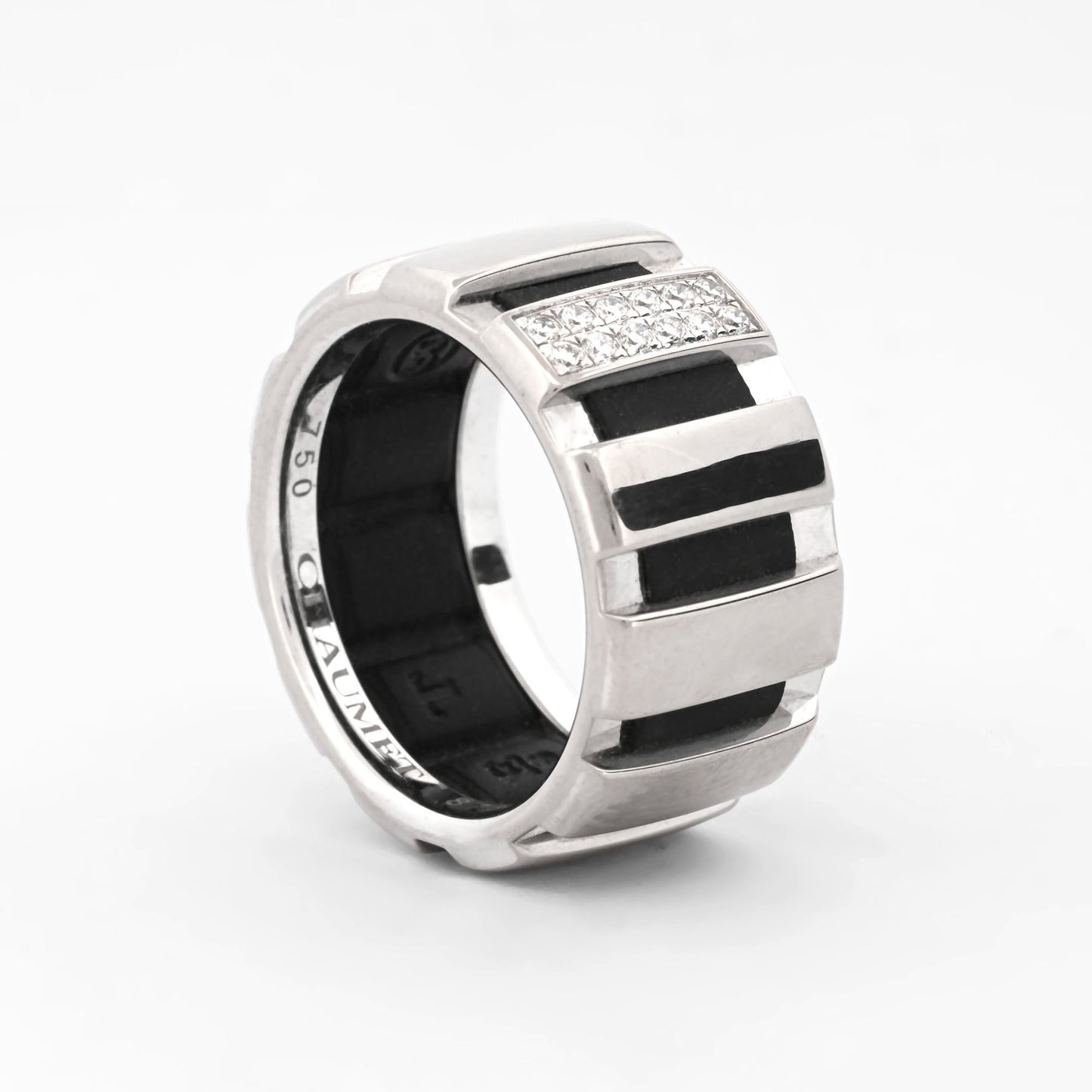 Precioso anillo de firma Sortija Chaumet colección Class One numerada del 2000 realizada en oro blanco con 12 diamantes talla brillantes de 0,015 cada uno. Joyería compro oro Ian'or,  donde comprar joyas de Chaumet al mejor precio.