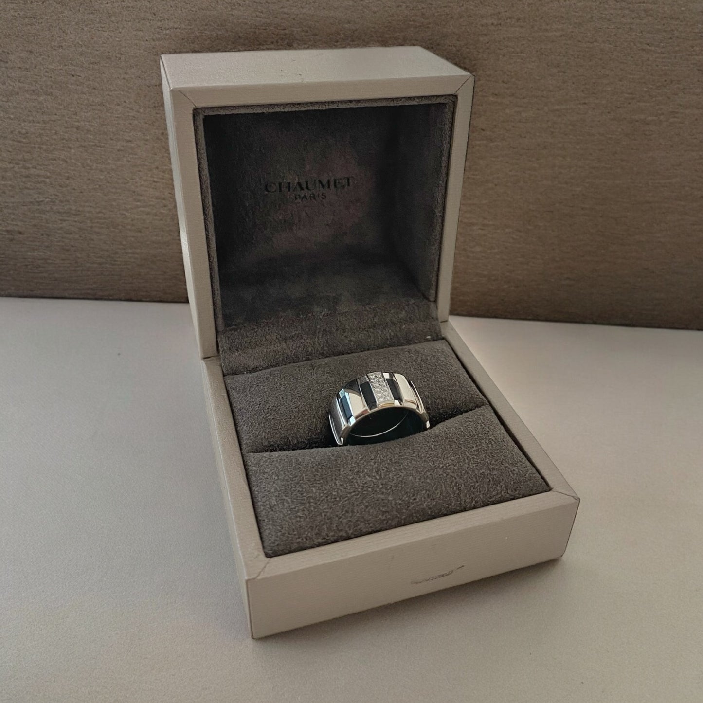 Precioso anillo de firma Sortija Chaumet colección Class One numerada del 2000 realizada en oro blanco con 12 diamantes talla brillantes de 0,015 cada uno. Joyería compro oro Ian'or,  donde comprar joyas de Chaumet al mejor precio.