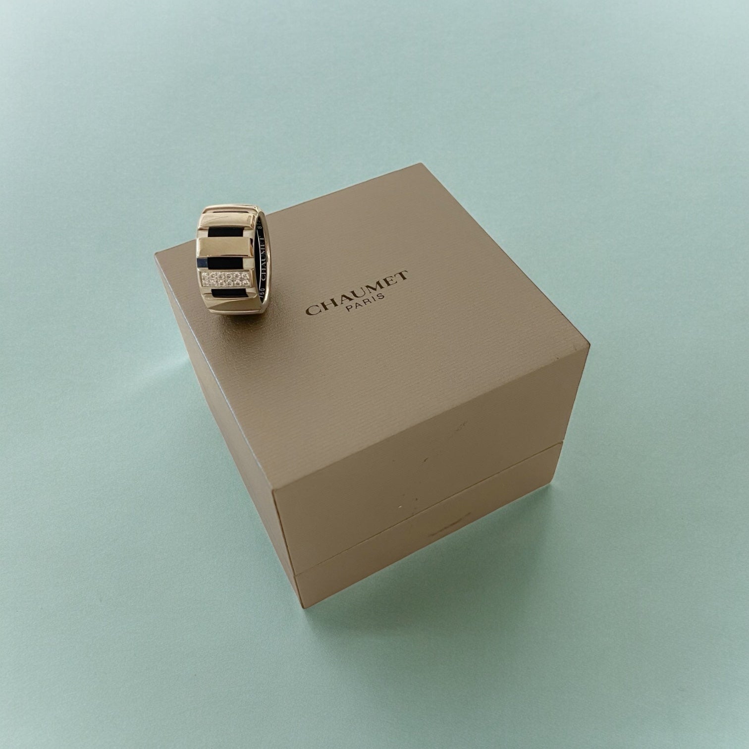 Precioso anillo de firma Sortija Chaumet colección Class One numerada del 2000 realizada en oro blanco con 12 diamantes talla brillantes de 0,015 cada uno. Joyería compro oro Ian'or,  donde comprar joyas de Chaumet al mejor precio.