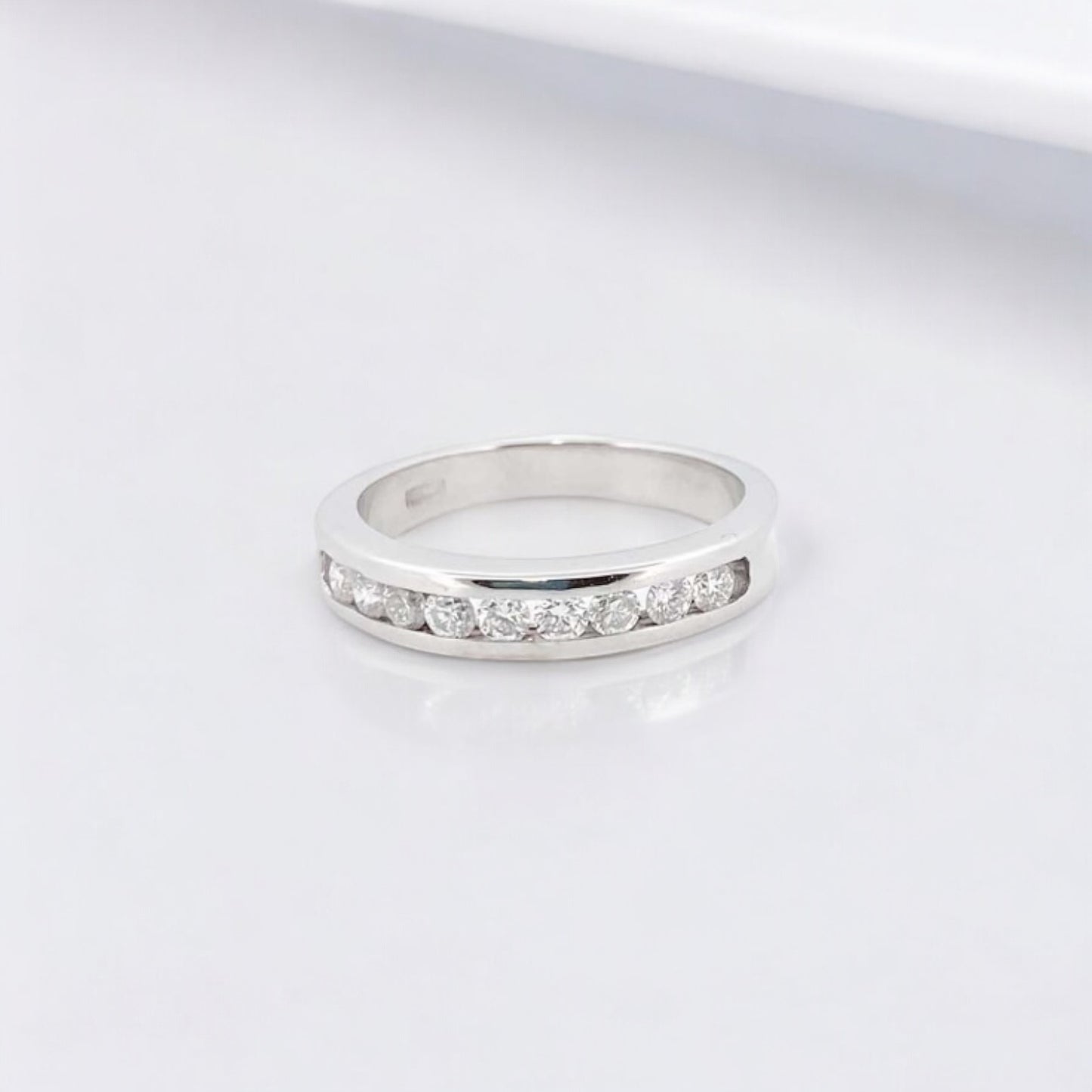 Media alianza de oro blanco de 18kt con carril de diamantes talla brillante de 0,03ct cada uno. El anillo es de talla 15 y el grosor es de 4,19mm.
Joyería compro oro, dónde comprar  y vender joyas al mejor precio en Barcelona. Joyas al mejor precio, envío gratuito. Anillos de compromiso baratos