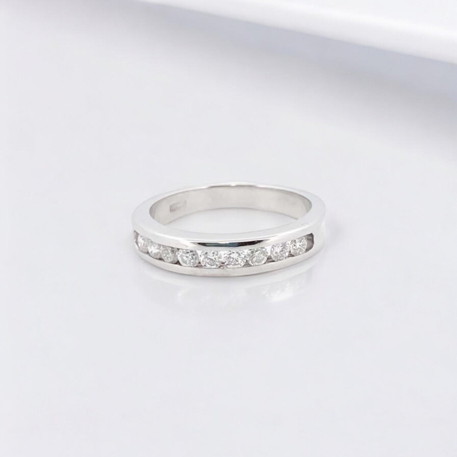 Media alianza de oro blanco de 18kt con carril de diamantes talla brillante de 0,03ct cada uno. El anillo es de talla 15 y el grosor es de 4,19mm.
Joyería compro oro, dónde comprar  y vender joyas al mejor precio en Barcelona. Joyas al mejor precio, envío gratuito. Anillos de compromiso baratos