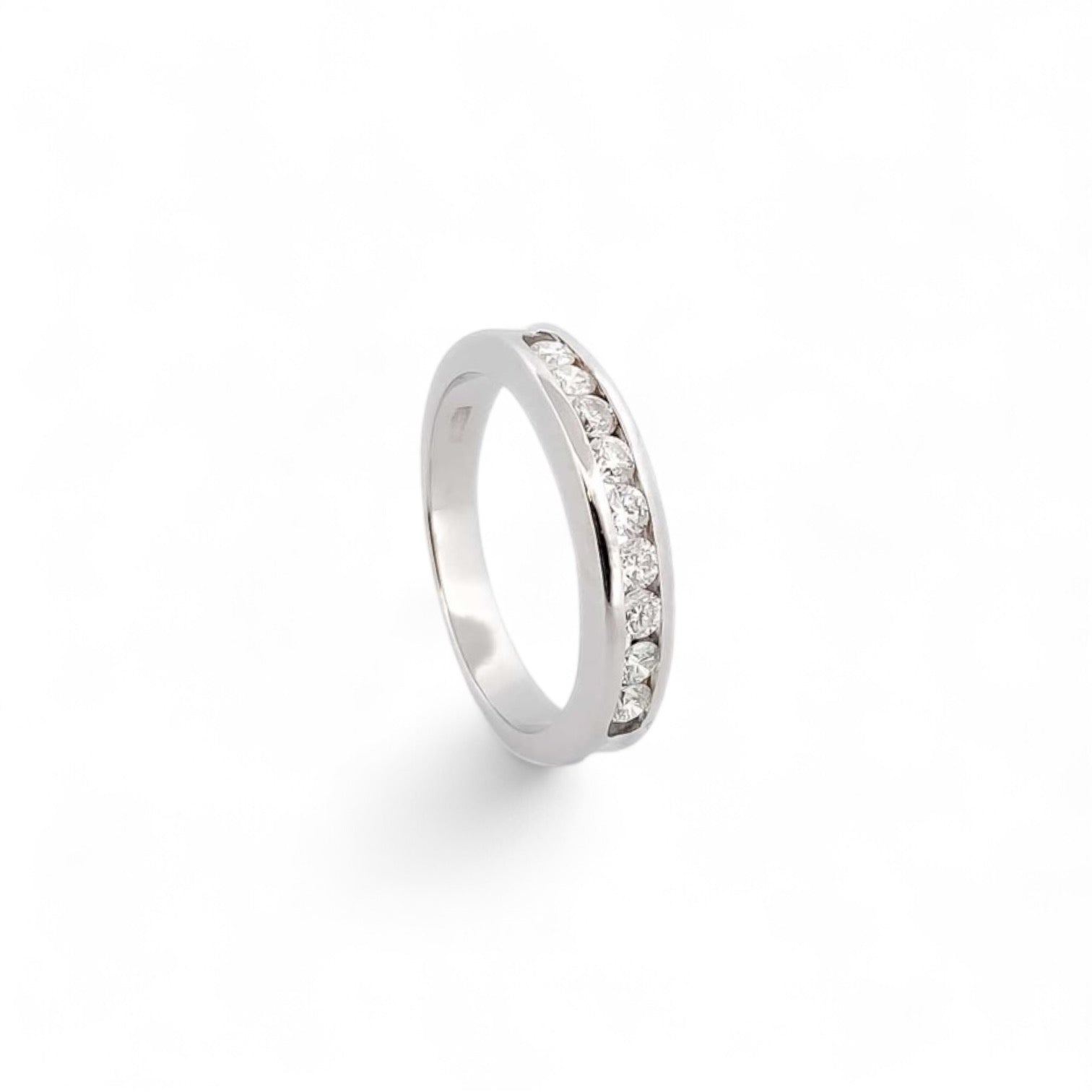 Media alianza de oro blanco de 18kt con carril de diamantes talla brillante de 0,03ct cada uno. El anillo es de talla 15 y el grosor es de 4,19mm.
Joyería compro oro, dónde comprar  y vender joyas al mejor precio en Barcelona. Joyas al mejor precio, envío gratuito. Anillos de compromiso baratos