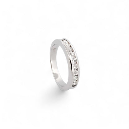 Media alianza de oro blanco de 18kt con carril de diamantes talla brillante de 0,03ct cada uno. El anillo es de talla 15 y el grosor es de 4,19mm.
Joyería compro oro, dónde comprar  y vender joyas al mejor precio en Barcelona. Joyas al mejor precio, envío gratuito. Anillos de compromiso baratos