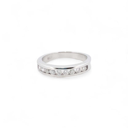 Media alianza de oro blanco de 18kt con carril de diamantes talla brillante de 0,03ct cada uno. El anillo es de talla 15 y el grosor es de 4,19mm.
Joyería compro oro, dónde comprar  y vender joyas al mejor precio en Barcelona. Joyas al mejor precio, envío gratuito. Anillos de compromiso baratos