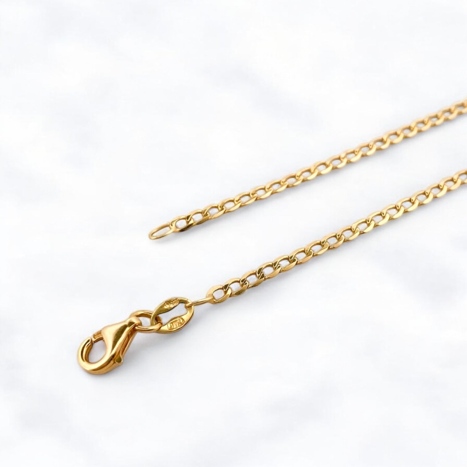 Collar de oro de 18kt con cadena tipo barbada de oro de 18kt con un cierre tipo reasa. La cadena mide 50,06cm largo y con un grosor de 2,04mm.Joyería Ian'or, dónde comprar y vender oro al mejor precio en Barcelona. Joyas de segunda mano y restauradas en Barcelona.
