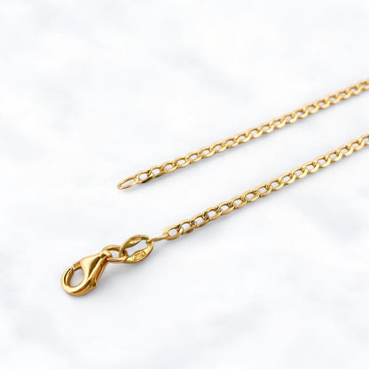 Collar de oro de 18kt con cadena tipo barbada de oro de 18kt con un cierre tipo reasa. La cadena mide 50,06cm largo y con un grosor de 2,04mm.Joyería Ian'or, dónde comprar y vender oro al mejor precio en Barcelona. Joyas de segunda mano y restauradas en Barcelona.