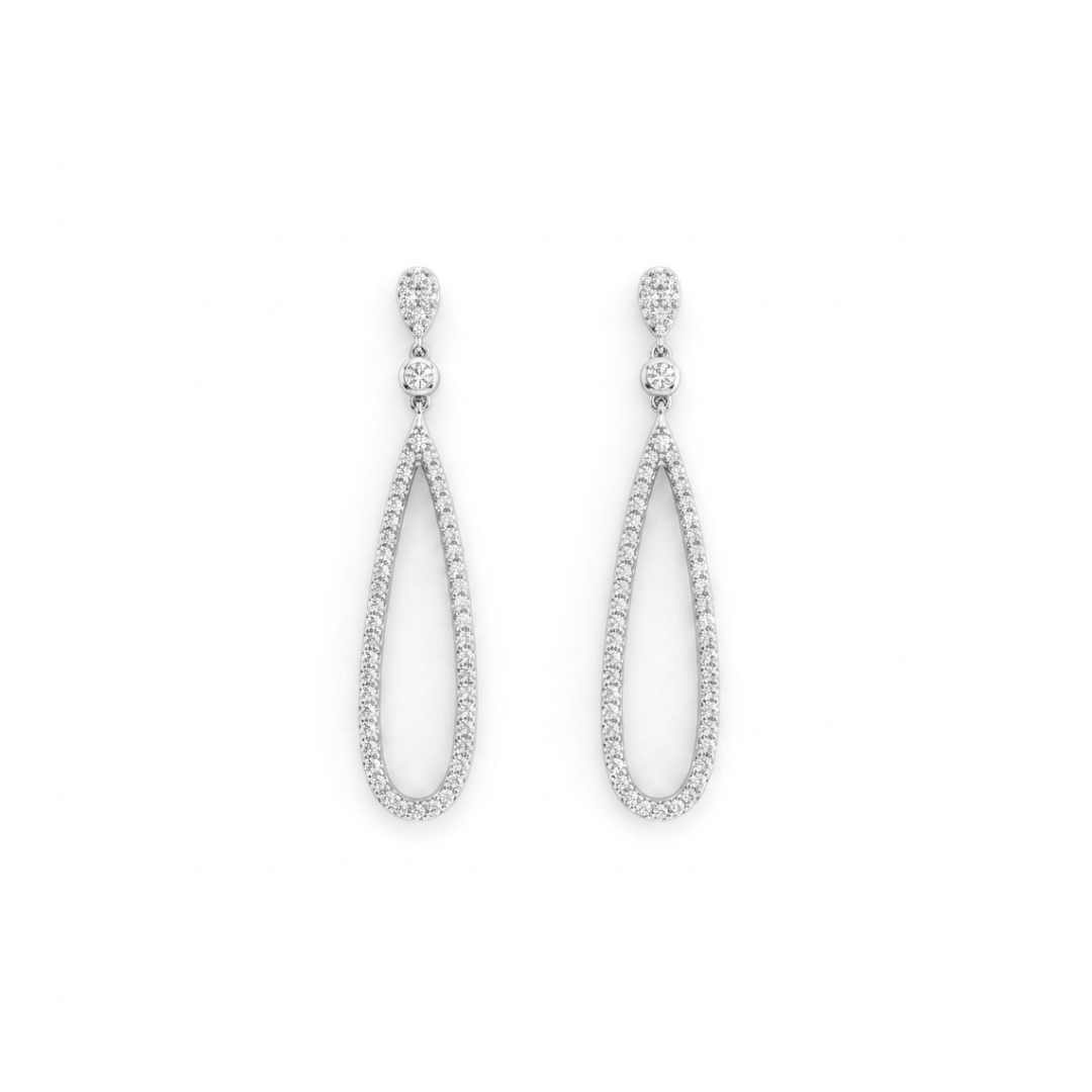 Pendientes de oro blanco de 18kt con colgante con forma de gota y 100 diamantes engastados en garras a lo largo de cada pendiente. Unos pendientes muy especiales que combinan perfectamente con los vestidos de novia. Joyas de novia, segunda mano, restauración y creación de joyas, compro oro Barcelona. Joyeria Ian'Or dónde comprar y vender oro y joyas al mejor precio en Barcelona