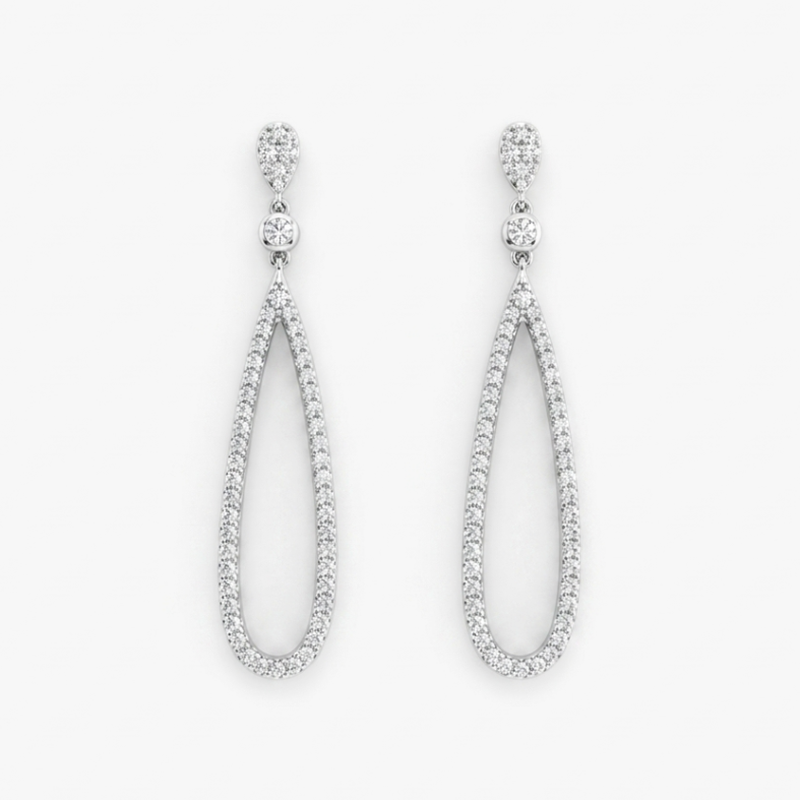 Pendientes de oro blanco de 18kt con colgante con forma de gota y 100 diamantes engastados en garras a lo largo de cada pendiente. Unos pendientes muy especiales que combinan perfectamente con los vestidos de novia. Joyas de novia, segunda mano, restauración y creación de joyas, compro oro Barcelona. Joyeria Ian'Or dónde comprar y vender oro y joyas al mejor precio en Barcelona