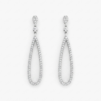 Pendientes de oro blanco de 18kt con colgante con forma de gota y 100 diamantes engastados en garras a lo largo de cada pendiente. Unos pendientes muy especiales que combinan perfectamente con los vestidos de novia. Joyas de novia, segunda mano, restauración y creación de joyas, compro oro Barcelona. Joyeria Ian'Or dónde comprar y vender oro y joyas al mejor precio en Barcelona