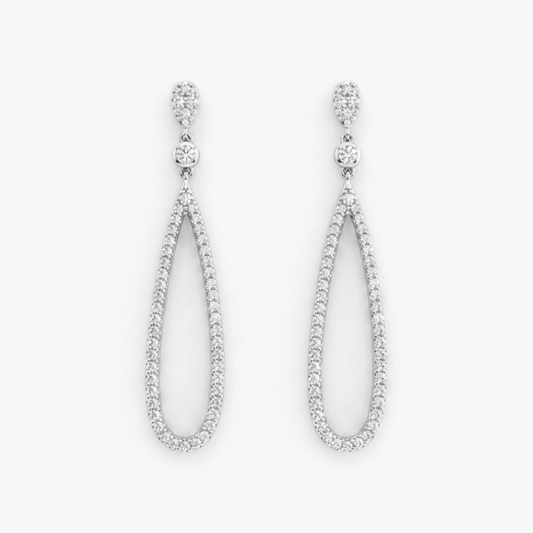Pendientes de oro blanco de 18kt con colgante con forma de gota y 100 diamantes engastados en garras a lo largo de cada pendiente. Unos pendientes muy especiales que combinan perfectamente con los vestidos de novia. Joyas de novia, segunda mano, restauración y creación de joyas, compro oro Barcelona. Joyeria Ian'Or dónde comprar y vender oro y joyas al mejor precio en Barcelona
