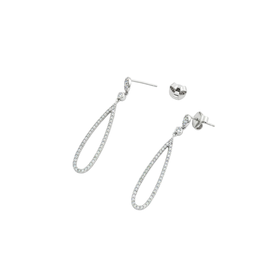  Pendientes de oro blanco de 18kt con colgante con forma de gota y 100 diamantes engastados en garras a lo largo de cada pendiente. Unos pendientes muy especiales que combinan perfectamente con los vestidos de novia. Joyas de novia, segunda mano, restauración y creación de joyas, compro oro Barcelona. Joyeria Ian'Or dónde comprar y vender oro y joyas al mejor precio en Barcelona