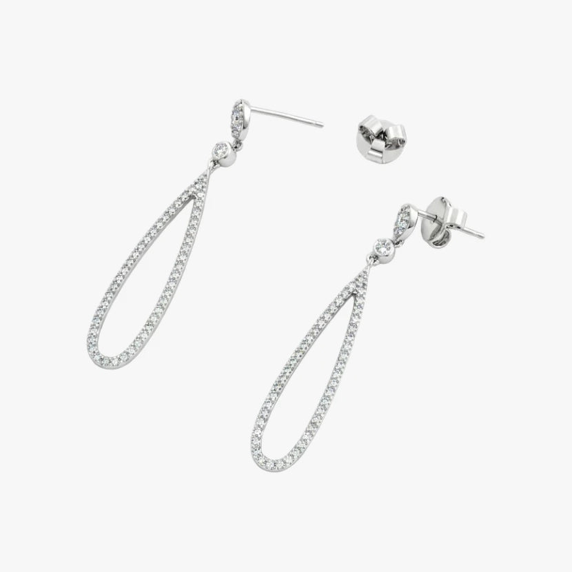Pendientes de oro blanco de 18kt con colgante con forma de gota y 100 diamantes engastados en garras a lo largo de cada pendiente. Unos pendientes muy especiales que combinan perfectamente con los vestidos de novia. Joyas de novia, segunda mano, restauración y creación de joyas, compro oro Barcelona. Joyeria Ian'Or dónde comprar y vender oro y joyas al mejor precio en Barcelona
