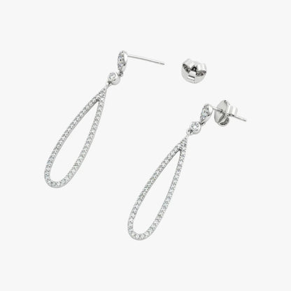 Pendientes de oro blanco de 18kt con colgante con forma de gota y 100 diamantes engastados en garras a lo largo de cada pendiente. Unos pendientes muy especiales que combinan perfectamente con los vestidos de novia. Joyas de novia, segunda mano, restauración y creación de joyas, compro oro Barcelona. Joyeria Ian'Or dónde comprar y vender oro y joyas al mejor precio en Barcelona