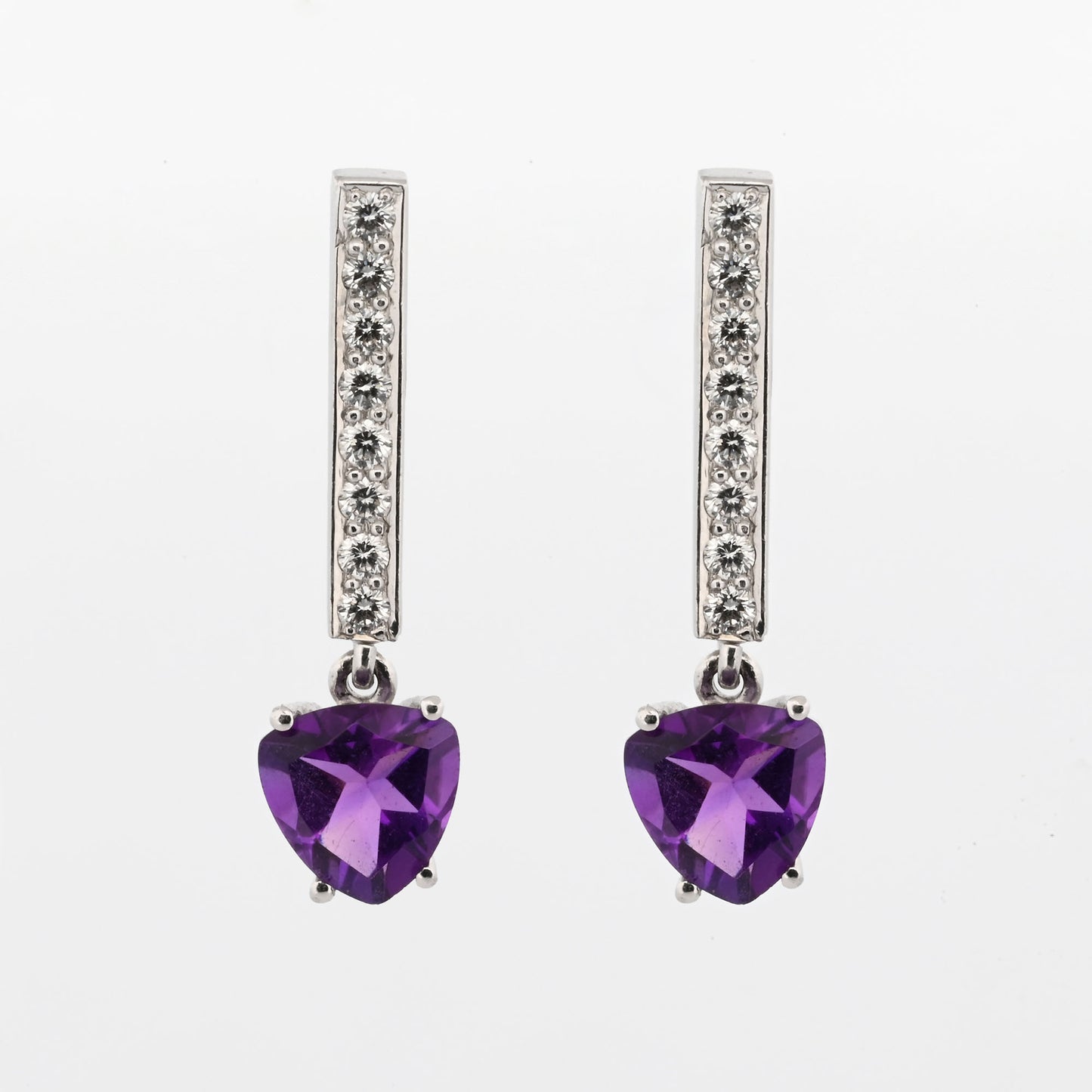 Pendientes colgante realizados en oro blanco de 18kt con engaste de amatista talla corazón y barra de 8 diamantes. Joyas segunda mano. Joyería Ian'Or.