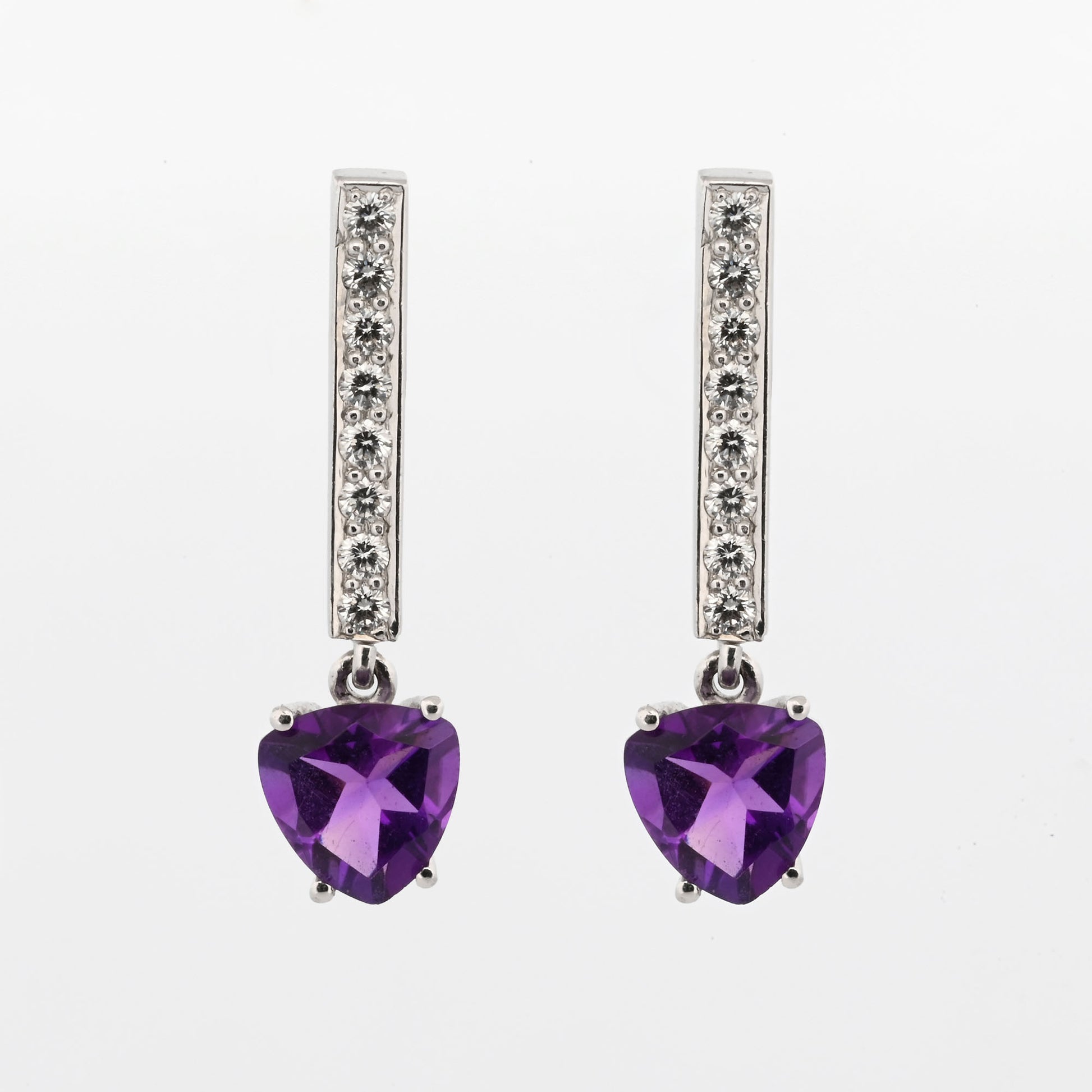 Pendientes colgante realizados en oro blanco de 18kt con engaste de amatista talla corazón y barra de 8 diamantes. Joyas segunda mano. Joyería Ian'Or.