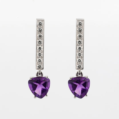 Pendientes colgante realizados en oro blanco de 18kt con engaste de amatista talla corazón y barra de 8 diamantes. Joyas segunda mano. Joyería Ian'Or.