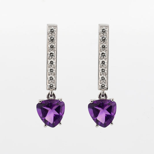Pendientes colgante realizados en oro blanco de 18kt con engaste de amatista talla corazón y barra de 8 diamantes. Joyas segunda mano. Joyería Ian'Or.
