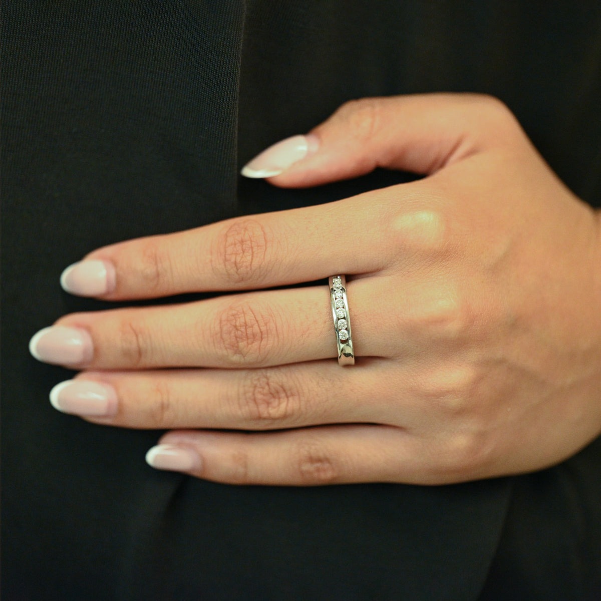 Media alianza de oro blanco de 18kt con carril de diamantes talla brillante de 0,03ct cada uno. El anillo es talla 15 y el grosor es de 4,19mm. envío gratuito