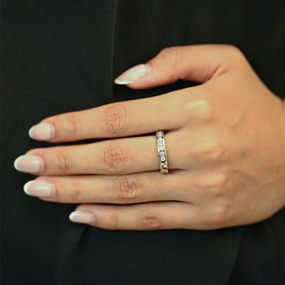 Media alianza de oro blanco de 18kt con carril de diamantes talla brillante de 0,03ct cada uno. El anillo es talla 15 y el grosor es de 4,19mm. envío gratuito