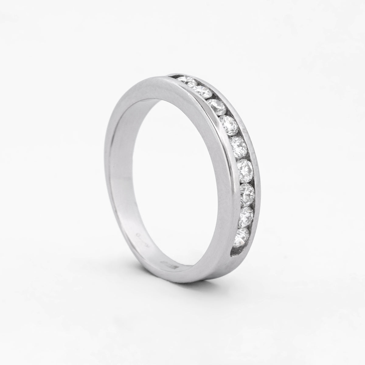 Media alianza de oro blanco de 18kt con carril de diamantes talla brillante de 0,03ct cada uno. El anillo es talla 15 y el grosor es de 4,19mm. envío gratuito