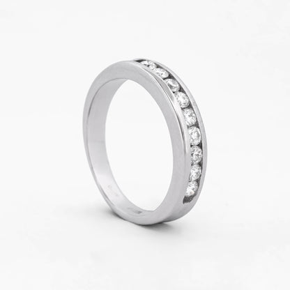 Media alianza de oro blanco de 18kt con carril de diamantes talla brillante de 0,03ct cada uno. El anillo es talla 15 y el grosor es de 4,19mm. envío gratuito