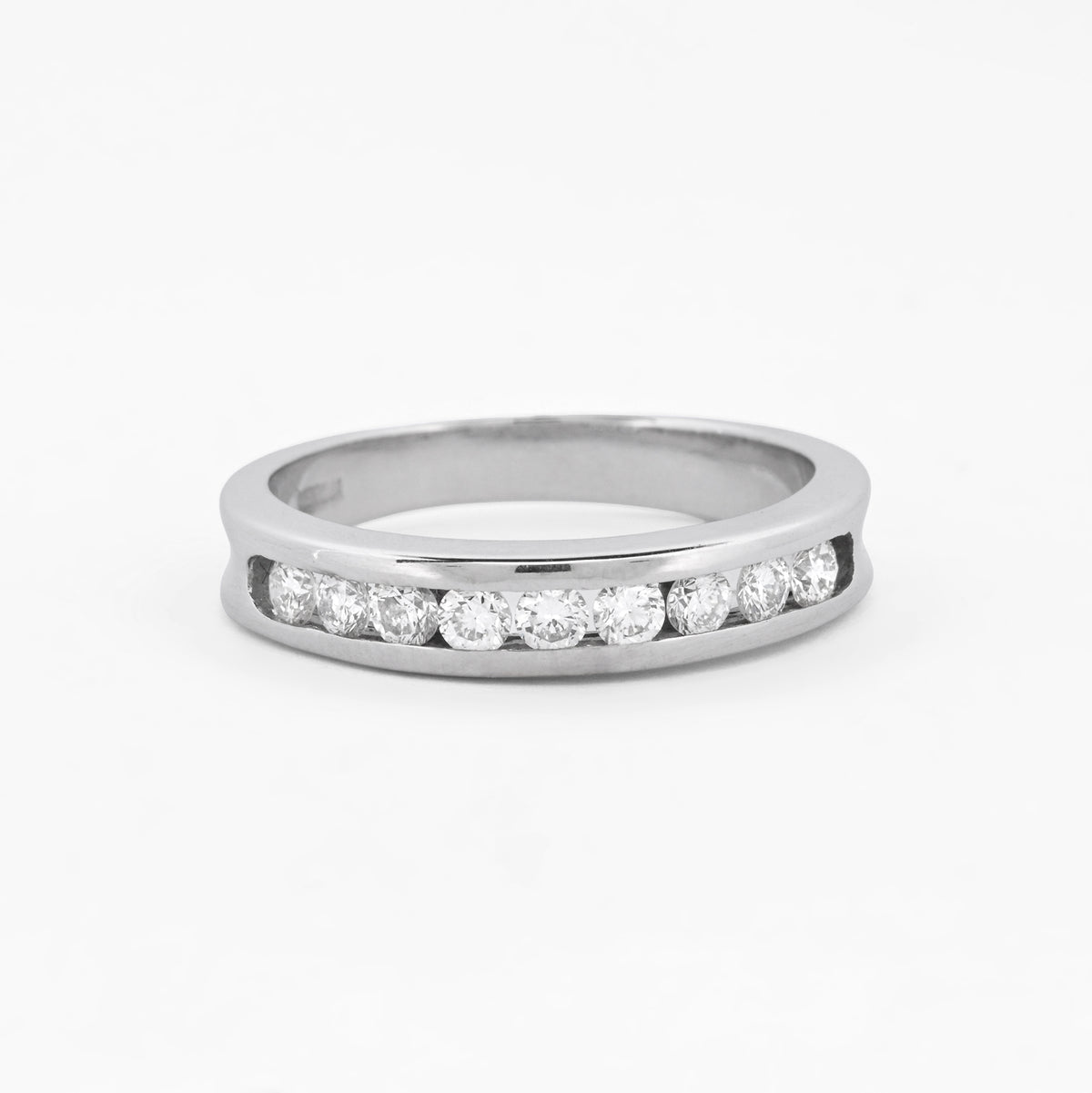 Media alianza de oro blanco de 18kt con carril de diamantes talla brillante de 0,03ct cada uno. El anillo es talla 15 y el grosor es de 4,19mm. envío gratuito