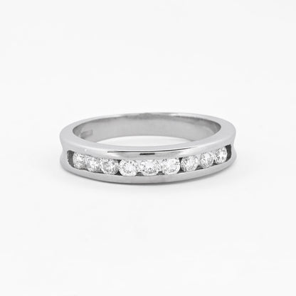 Media alianza de oro blanco de 18kt con carril de diamantes talla brillante de 0,03ct cada uno. El anillo es talla 15 y el grosor es de 4,19mm. envío gratuito